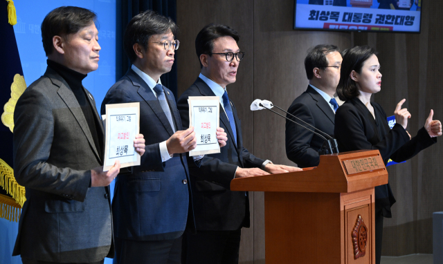 김민석 더불어민주당 최고위원을 비롯한 내란극복국정안정특별위원회가 7일 국회 소통관에서 최상목 대통령 권한대행 고발 관련 기자회견을 하고 있다. 오승현 기자