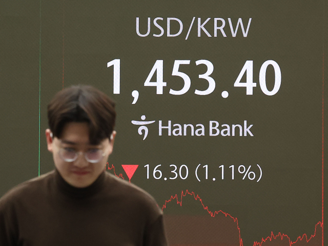 코스피가 전장보다 3.46p(0.14%) 오른 2492.10로 마감한 7일 오후 서울 중구 하나은행 딜링룸에서 딜러가 업무를 보고 있다. 이날 원/달러 환율은 오후3시30분 기준 전날보다 16.2원 내린 1453.5원을 기록했고, 코스닥은 0.33p(0.05%) 오른 718.29으로 마감했다. 연합뉴스