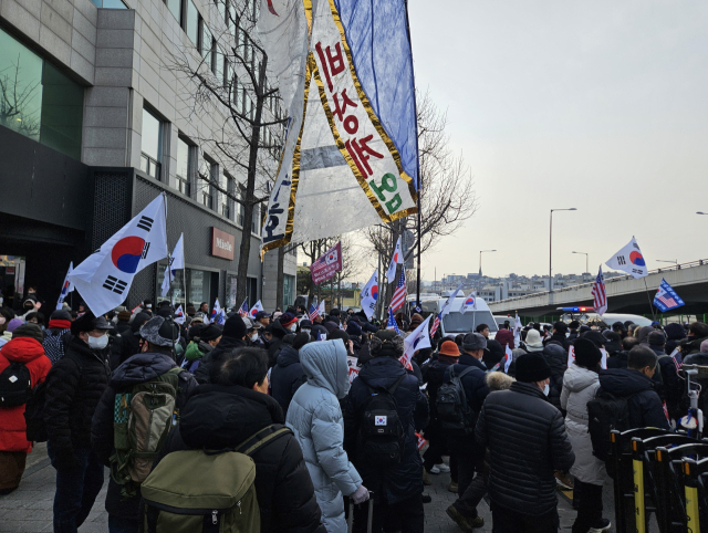 8일 서울 용산구 한남동 대통령 관저 인근 거리에 윤석열 대통령 체포영장 집행을 막기 위한 탄핵 반대 단체 측 집회에 시민들이 참여하고 있다. 박민주 기자