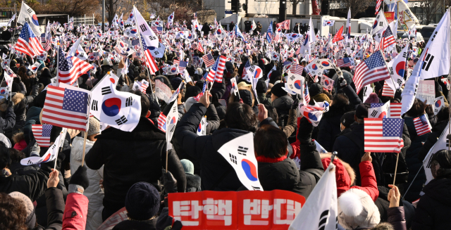 3일 서울 용산구 한남동 대통령 관저 앞에서 윤 대통령 체포에 반대하는 집회를 하던 보수단체 회원들이 공수처의 체포영장 집행 중단 소식이 전해지자 환호하고 있다. 오승현 기자