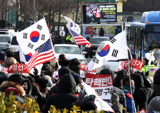 이달 7일 서울 한남동 대통령 관저 인근에서 윤석열 대통령 체포 관련 찬성과 반대 집회가 열리고 있다. 연합뉴스