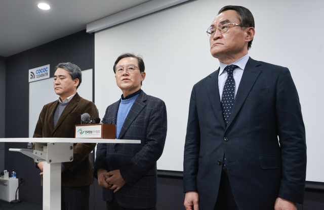 윤석열 대통령 측 윤갑근 변호사(가운데)가 8일 서울 서초구 한국컨퍼런스센터에서 열린 기자간담회에서 발언하고 있다. 연합뉴스