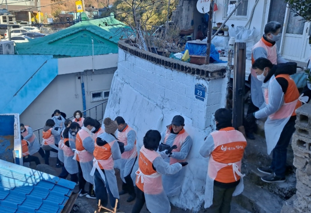 테크노섬나회는 8일 울산 장생포에서 추운 겨울을 보내고 있는 소외된 이웃에게 온기를 전하기 위해 20여명의 회원들이 총 1500장의 기부 연탄 중 두 어르신 댁에 600장의 연탄을 직접 나르며 따뜻한 나눔의 실천을 이어갔다. 사진제공=테크노섬나회