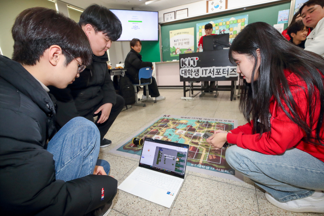 7일 인천 옹진군 영흥중학교에서 3학년 학생들이 ‘KT 대학생 IT 서포터즈’ 구성원들에게 AI 코딩 강의를 들으며 실습을 하고 있다. 사진 제공=KT