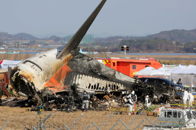 지난달 30일 오후 전남 무안군 무안국제공항 제주항공 여객기 참사 현장에서 경찰 과학수사대가 현장감식을 하고 있다. 무안=성형주 기자