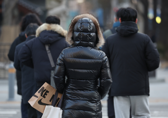 전국 아침 기온이 영하로 떨어진 7일 오전 서울 광화문 부근에서 시민들이 출근을 하고 있다. 연합뉴스