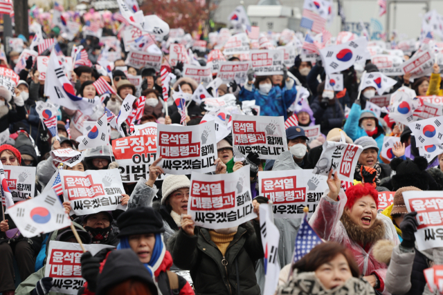 윤석열 대통령에 대한 고위공직자범죄수사처(공수처)의 체포영장 유효기간 만료를 하루 앞둔 5일 서울 용산구 대통령 관저 인근에서 보수단체가 대통령 체포 및 탄핵 반대 집회를 하고 있다. 연합뉴스