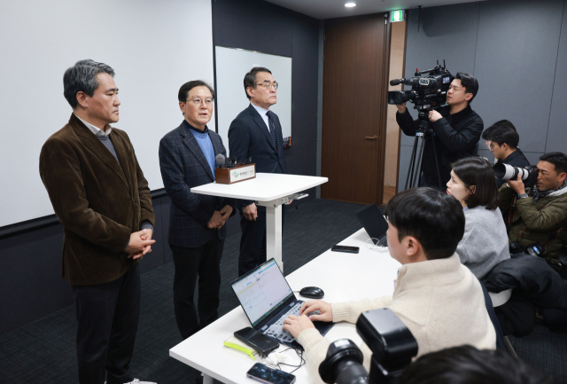 윤석열 대통령 측 윤갑근 변호사가 8일 서울 서초구 한국컨퍼런스센터에서 열린 기자간담회에서 발언하고 있다. 연합뉴스