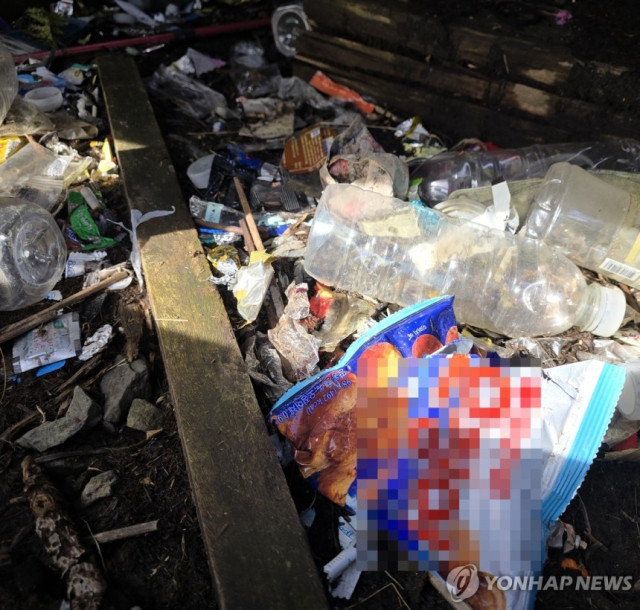 한라산 정상에 버려진 쓰레기들. 사진 제공=강영근 사진작가·연합뉴스