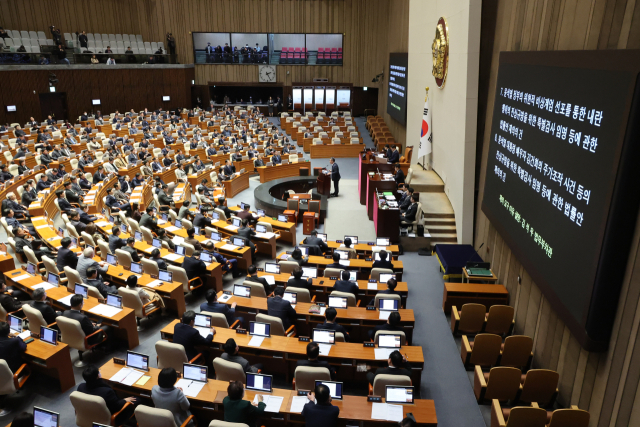 김석우 법무부 장관 직무대행이 8일 국회 본회의에서 내란 특검법과 김건희 여사 특검법에 대한 재의 요구 이유를 설명하고 있다. 연합뉴스