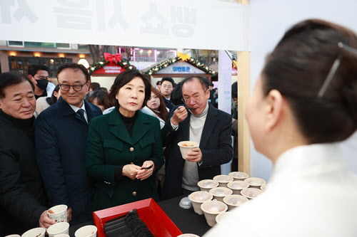 오영주 중소벤처기업부 장관이 지난해 12월 서울 마포구 홍대 레드로드에서 열린 ‘12월 동행축제 개막식’에서 행사장을 둘러보고 있다. 사진 제공=중소벤처기업부