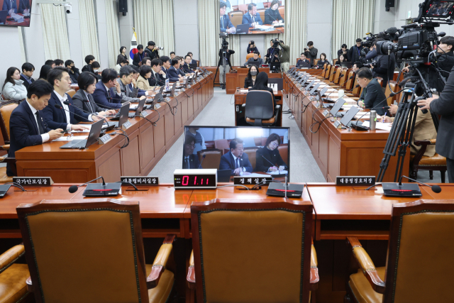 8일 오전 여당 의원들이 불참한 국회 운영위원회 전체회의에서 ‘12·3 계엄 사태’ 관련 현안 질의 증인으로 채택된 정진석 대통령비서실장, 박종준 대통령경호처장 등 불출석 증인들의 자리가 비어 있다. 연합뉴스