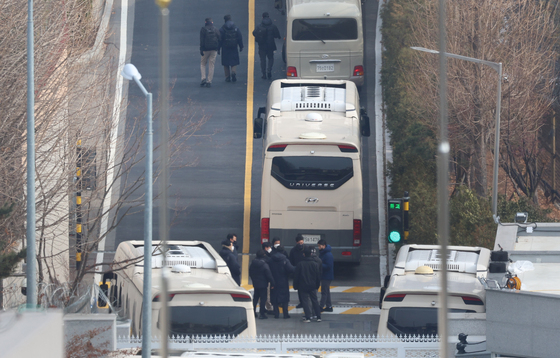 법원이 12·3 비상계엄 선포 사태 관련 내란 우두머리(수괴) 혐의를 받는 윤석열 대통령에 대한 체포영장을 재발부한 가운데 8일 서울 용산구 한남동 관저에서 관계자들이 근무를 서고 있다. 뉴스1