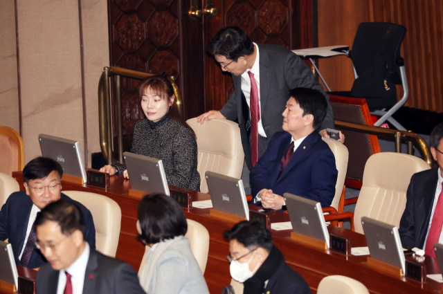 권성동 국민의힘 원내대표가 8일 국회 본회의에서 김예지 의원과 대화하고 있다. 연합뉴스