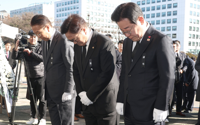 권영세 국민의힘 비상대책위원장(왼쪽부터), 우원식 국회의장, 이재명 더불어민주당 대표가 지난달 31일 서울 여의도 국회에 마련된 제주항공 여객기 사고 희생자 합동분향소에서 묵념하고 있다. 연합뉴스