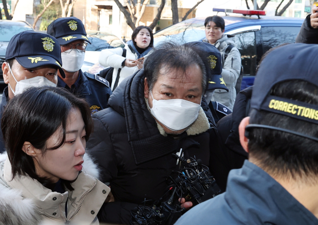 정치자금법 위반 혐의를 받는 이른바 '건진법사'로 알려진 전성배 씨가 19일 서울 양천구 서울남부지법에서 열린 구속 전 피의자 심문(영장실질심사)에 출석하며 법정으로 향하고 있다.연합뉴스