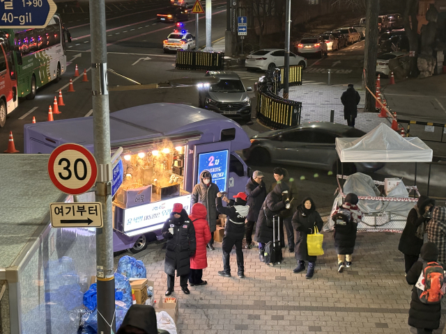 [르포] 살 에는 한파에도…한남 관저 앞 집회는 밤새 '요지부동'