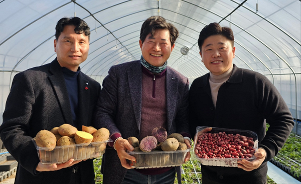 왼쪽부터 농업회사법인 한울㈜ 오진남 이사, 임영석 강원대학교 교수, 농업회사법인 한울㈜ 박규섭 대표