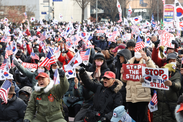 8일 오후 서울 용산구 한남동 대통령 관저 인근에서 보수단체가 주최한 탄핵 반대 집회에서 참가자들이 체포 반대 구호를 외치고 있다. 연합뉴스