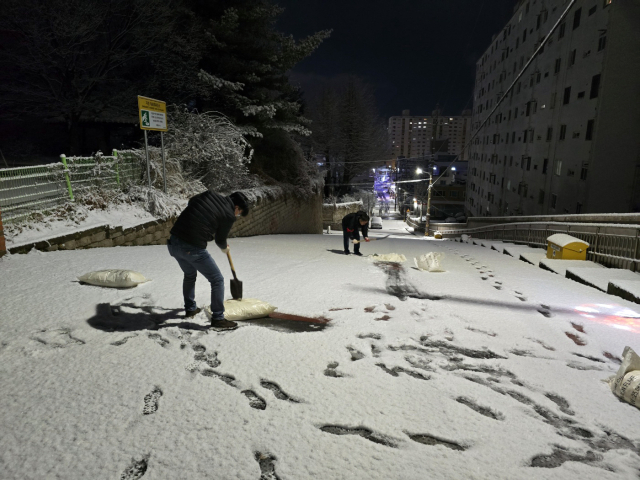 8일 전북 군산시 해신동에서 군산시 공무원들이 제설 작업을 벌이고 있다. 사진제공=군산시