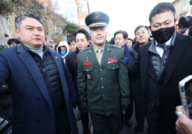 박정훈 前 해병대 수사단장(대령)이 9일 서울 용산구 국방부 군사법원에서 열린 1심 선고 공판에 출석하기 위해 법원으로 향하고 있다. 연합뉴스