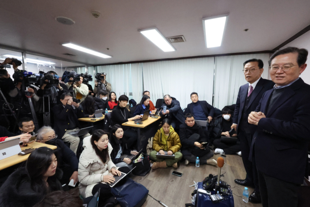 윤갑근(오른쪽), 석동현 변호사 등 윤석열 대통령 대리인단이 9일 오후 서울 서초구 석동현 변호사 사무실에서 외신기자 대상 기자회견을 하고 있다. 연합뉴스