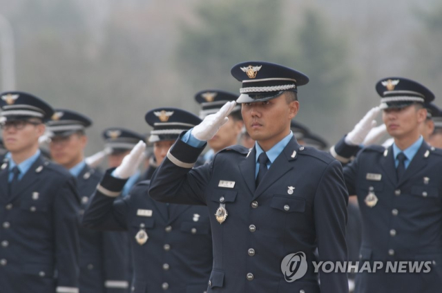 사관후보생들이 훈련을 마치고 임관하며 경례하고 있다. 연합뉴스