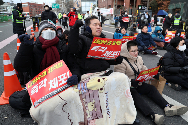 7일 오후 서울 한남동 대통령 관저 인근에서 윤석열 대통령 체포를 촉구하는 집회가 열리고 있다. 연합뉴스