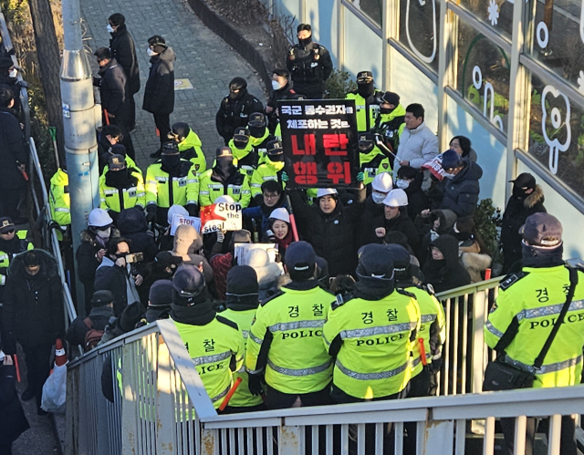 지난 3일 오전 이른바 ‘백골단’ 단원들이 서울 용산구 한남동 윤 대통령 관저 인근에서 체포영장 집행에 반대하고 있다. 연합뉴스