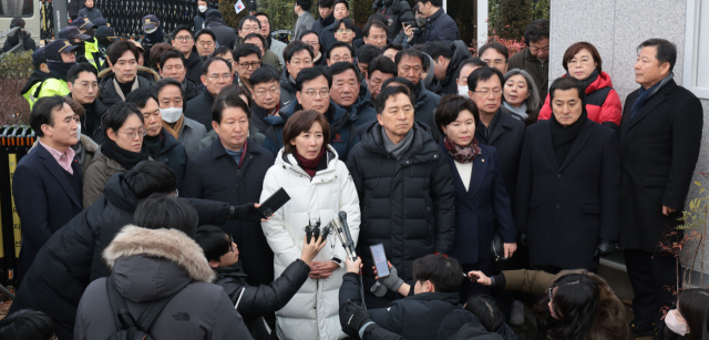 나경원(가운데) 국민의힘 의원을 비롯한 의원들이 6일 오후 서울 용산구 대통령 관저 앞에서 입장발표를 하고 있다. 연합뉴스