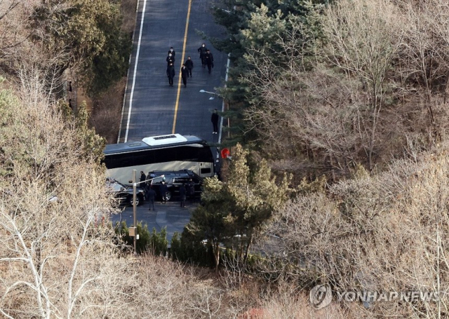 고위공직자범죄수사처가 윤석열 대통령의 체포영장 집행에 나선 지난 3일 서울 용산구 한남동 대통령 관저 경내 도로를 대통령 경호 인원들이 차량으로 막고 있다. 연합뉴스