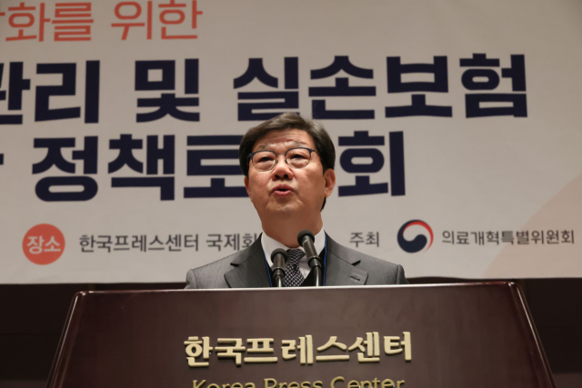 노연홍 의료개혁특별위원회 위원장이 9일 서울 중구 한국프레스센터에서 열린 비급여 관리 및 실손보험 개혁방안 정책토론회에서 인사말을 하고 있다. 연합뉴스