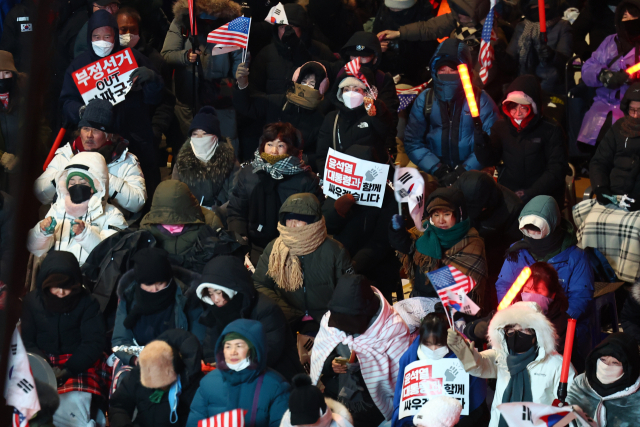 9일 오후 서울 용산구 한남동 대통령 관저 인근에서 윤석열 대통령의 탄핵을 반대하는 집회가 열리고 있다. 연합뉴스