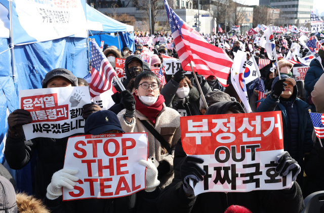 9일 오후 서울 용산구 한남동 대통령 관저 인근에서 윤석열 대통령 지지 집회가 열리고 있다. 연합뉴스