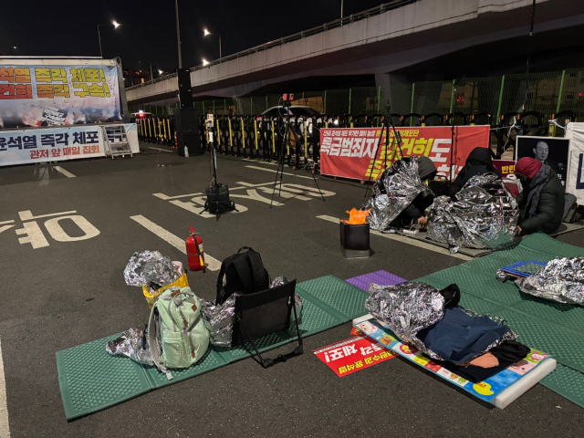 10일 새벽 서울 한남동 볼보타워 인근 진보 집회에서 참가자들이 은박지 담요를 두르고 밤샘 시위를 이어가고 있다. 정다은 기자