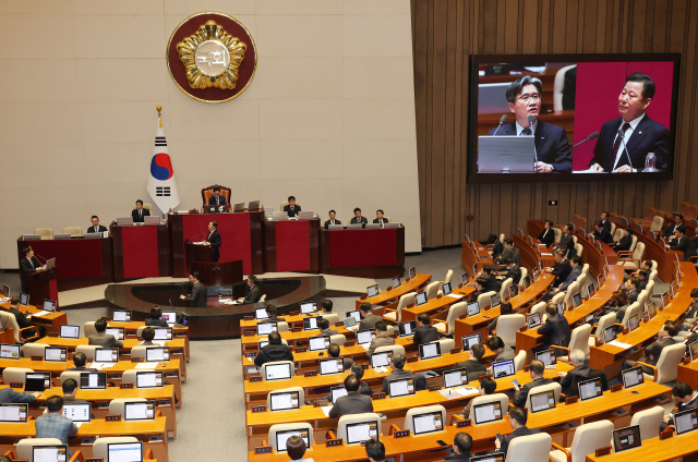 오동운 공수처장이 9일 오후 '윤석열 대통령 위헌적 비상계엄 선포 내란혐의 및 제주항공 여객기 참사 진상규명'과 관련 긴급현안질문이 진행된 국회 본회의에서 이철규 국민의힘 의원 질문에 답하고 있다. 연합뉴스