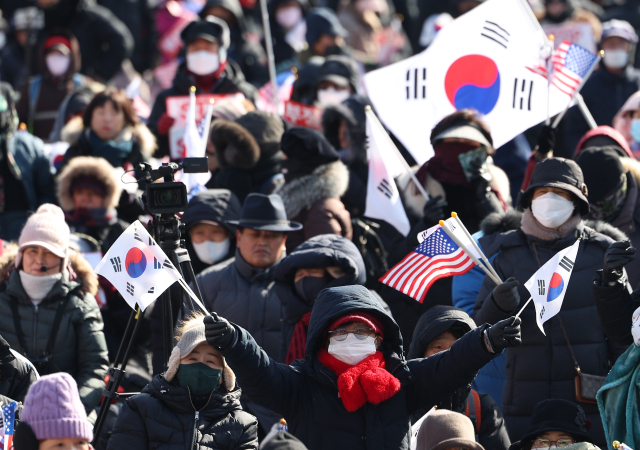 9일 오후 서울 용산구 한남동 대통령 관저 인근에서 윤석열 대통령 지지 집회가 열리고 있다.연합뉴스