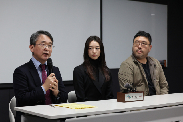 기독교복음선교회(통칭 JMS) 총재 정명석의 여신도 성폭행 혐의를 알린 김도형 단국대 교수가 9일 오후 서울 서초구 한국콘퍼런스센터에서 열린 정명석에 대한 대법원 17년형 선고 관련 기자간담회에서 발언하고 있다. 왼쪽부터 김 교수, 피해자 메이플 씨, 넷플릭스 다큐멘터리 ‘나는 신이다’를 연출한 조성현 PD. 연합뉴스