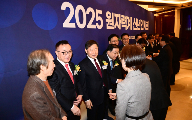 황주호 한국원자력산업협회 회장, 이철규 국회 산업통상자원중소벤처기업위원장, 유상임 과학기술정보통신부 장관 등이 10일 서울 중구 웨스틴조선서울에서 열린 2025 원자력계 신년 인사회에서 참석자들과 인사를 하고 있다. 권욱 기자