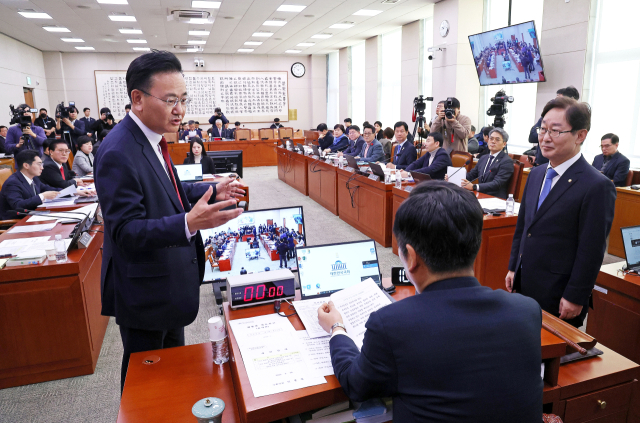 10일 국회에서 열린 법제사법위원회 전체회의에서 정청래(가운데) 위원장, 유상범(왼쪽) 여당 간사, 박범계 야당 간사가 ‘내란 특검법’ 상정을 놓고 대화를 나누고 있다. 연합뉴스