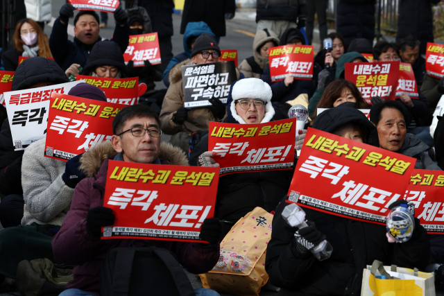 서울 한남동 대통령 관저 인근에서 윤석열 대통령 체포를 촉구하는 집회가 열리고 있다. 연합뉴스