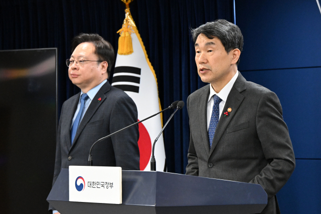 이주호(오른쪽) 부총리 겸 교육부 장관과 조규홍 보건복지부 장관이 10일 정부서울청사에서 의료 개혁과 의대 교육 정상화 관련 브리핑을 하고 있다. 조태형 기자