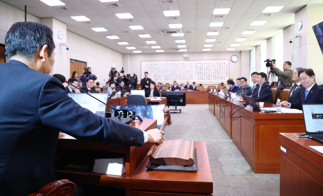 10일 국회에서 열린 법제사법위원회 전체회의에서 정청래 위원장이 ‘윤석열 정부의 내란·외환 행위의 진상규명을 위한 특별검사 임명 등에 관한 법률안’을 상정하고 있다. 연합뉴스