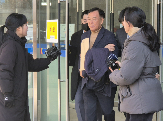 2일 오후 김진하 강원 양양군수가 춘천지법 속초지원에서 구속 전 피의자 심문(영장실질심사)을 마치고 나오고 있다. 김 군수는 민원인으로부터 민원 해결을 대가로 금품을 수수한 혐의 등을 받고 있다. 연합뉴스