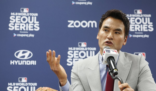 박찬호가 지난해 3월 20일 서울 고척스카이돔에서 2024년 미국프로야구 메이저리그(MLB) 정규시즌 개막전 로스앤젤레스 다저스와 샌디에이고 파드리스의 경기를 앞두고 인터뷰하고 있다. 연합뉴스