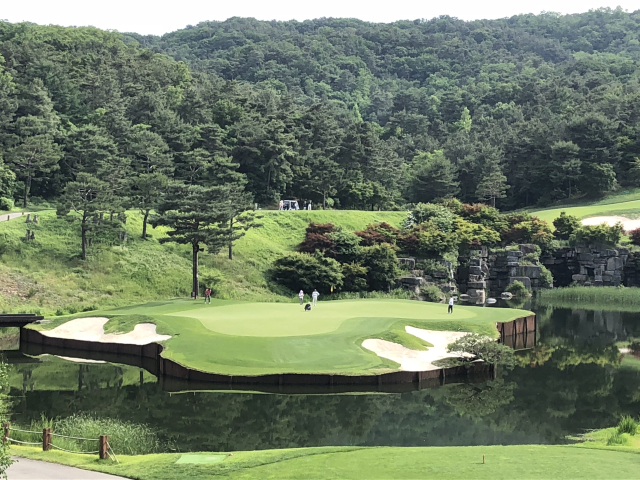 골프장 파3홀은 연못 같은 함정이 많아 공략하기가 만만치 않다.