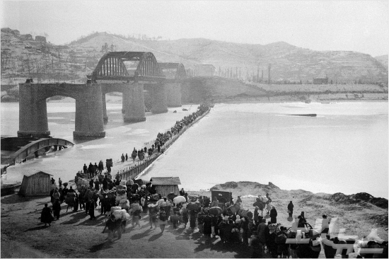 1950년 한국전쟁 당시 다리를 건너는 피난민들. 사진 제공=국가기록원