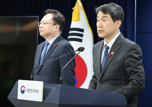 이주호(오른쪽) 사회부총리 겸 교육부장관, 조규홍 보건복지부장관이 10일 정부서울청사에서 공동 브리핑을 진행하고 있다. 뉴스1