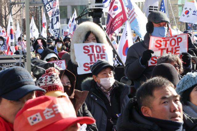 법원이 윤석열 대통령에 대한 체포영장을 재발부해 공조수사본부 차원의 영장 2차 집행 시도가 초읽기에 들어간 10일 오후 서울 용산구 한남동 대통령 관저 인근에서 보수단체가 주최한 탄핵 반대 집회가 열리고 있다. 연합뉴스