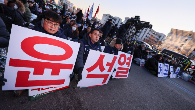 한국노동조합총연맹(한국노총) 조합원들이 10일 오후 서울 용산구 한남동 대통령 관저 앞에서 '윤석열 체포·구속 촉구 한국노총 결의대회'를 열고 있다. 연합뉴스